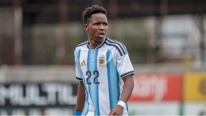 Joven futbolista con la camiseta de Vélez Sarsfield en una cancha de fútbol