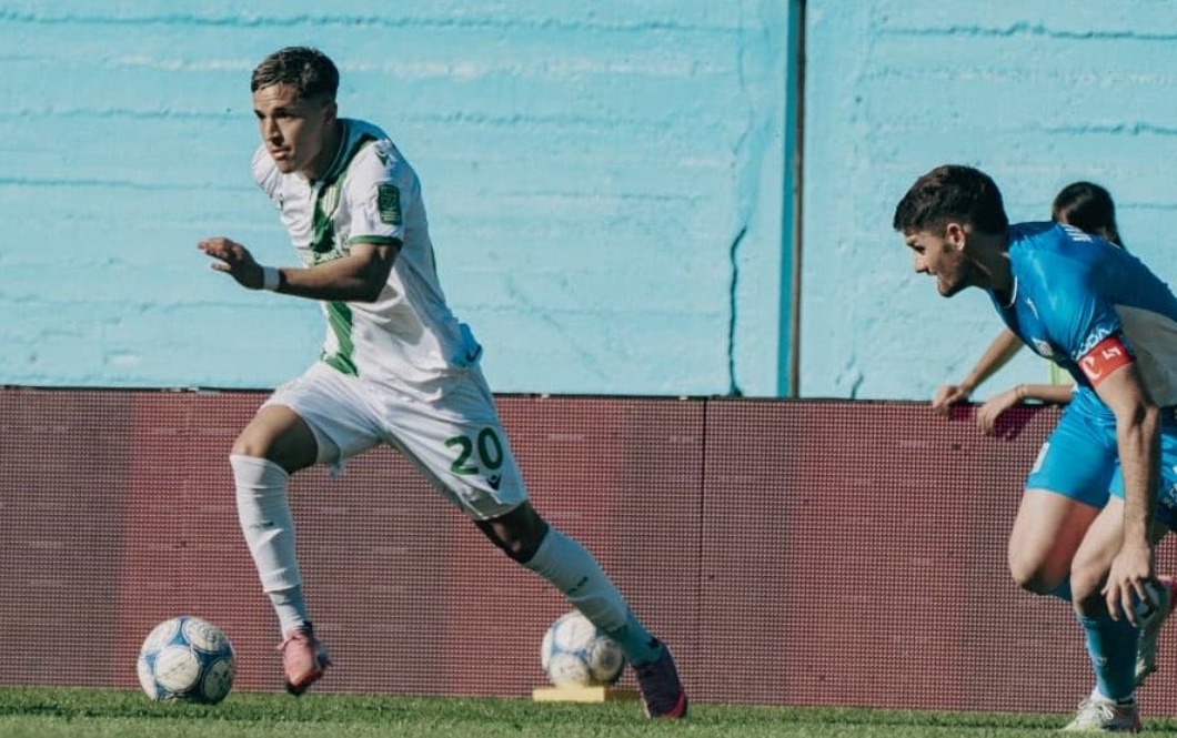 Jugadores de Banfield y Estudiantes de Río Cuarto disputan el balón en el estadio Antonio Candini