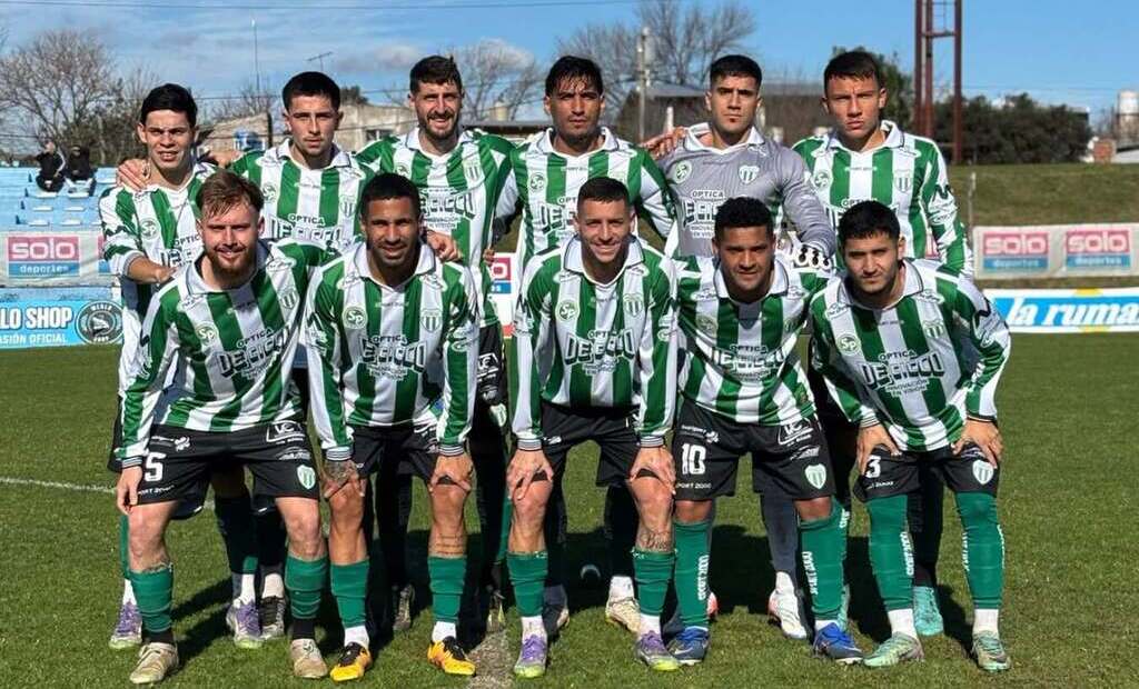 Jugadores de Deportivo Laferrere celebran un gol durante el partido contra Argentino de Merlo
