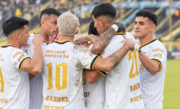 Estadio de Almirante Brown en Isidro Casanova durante un partido