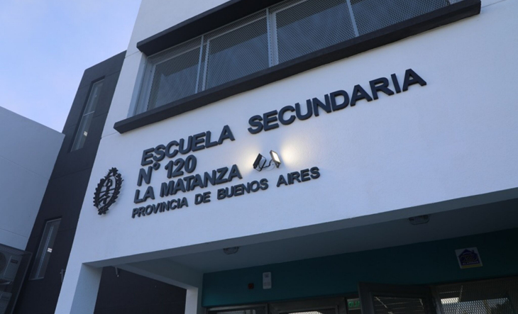 Fachada de la nueva sede de la Escuela Secundaria N° 120 en Virrey del Pino