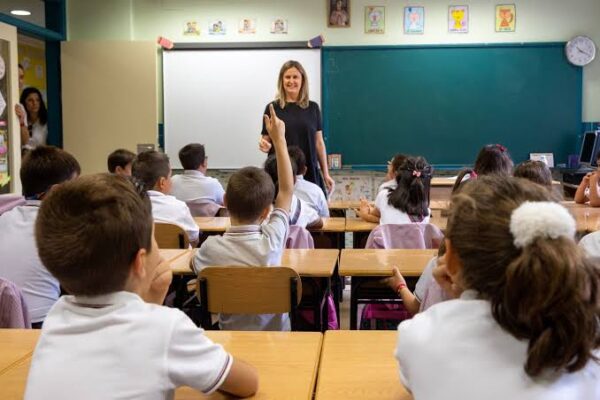 Estudiantes en un aula de colegio privado