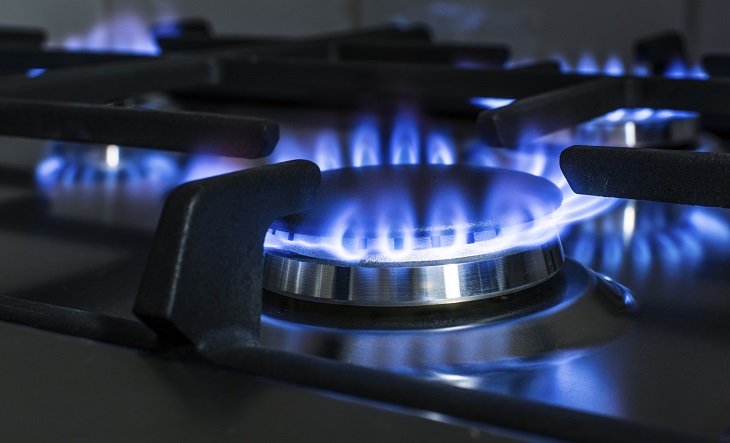 Medidor de gas con factura de servicio en primer plano