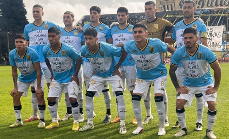 Jugadores de Almirante Brown celebrando un gol en el estadio Fragata Sarmiento