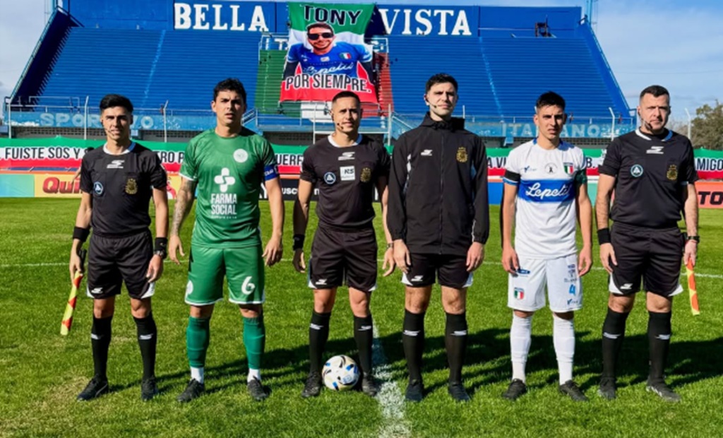 Jugadores de Sportivo Italiano y Camioneros disputando el balón en el campo de juego