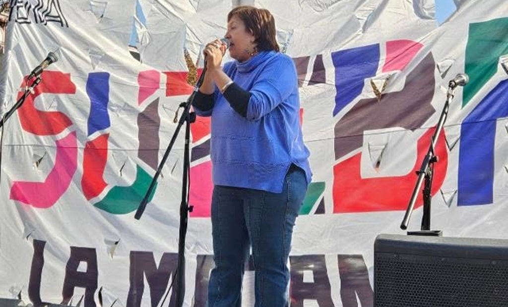 Docentes en una movilización con carteles de SUTEBA
