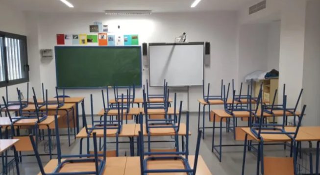 Docentes en una marcha con carteles de reclamo