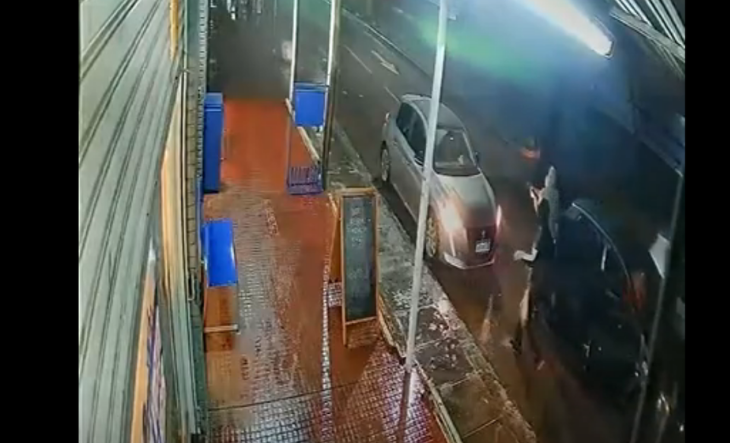 Efectivos policiales trabajando en la escena de un hecho de inseguridad en González Catán