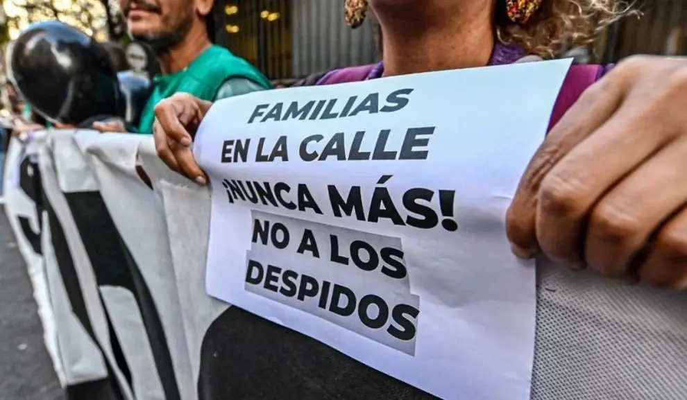 Personas caminando frente a un edificio gubernamental en Buenos Aires
