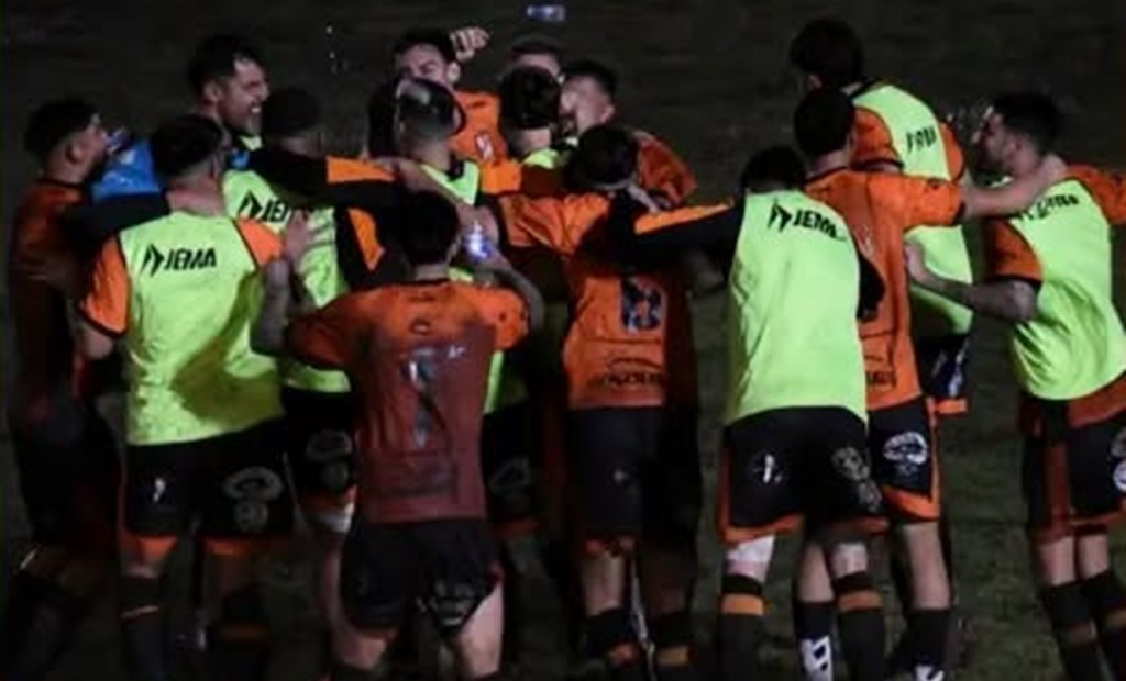 Jugadores de Lugano celebrando un gol en un partido de la Primera C