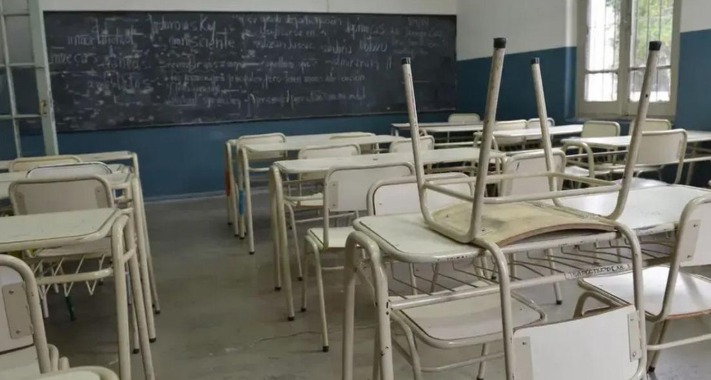 Escuela bonaerense con cartel de paro docente