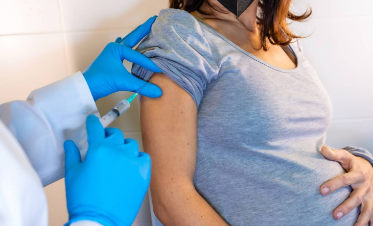 Vacunatorio con personal de salud aplicando una dosis