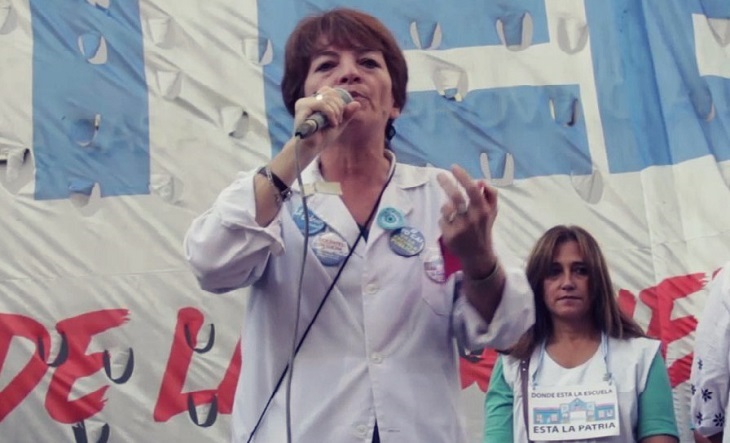 Docentes en una marcha con carteles de reclamo salarial