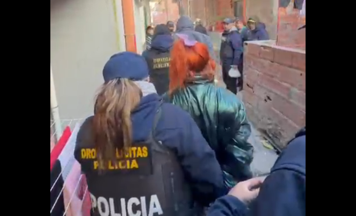 Envoltorios de cocaína secuestrados en un allanamiento en Laferrere