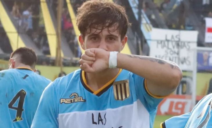 Joaquín Ibáñez celebra su gol con la camiseta de Almirante Brown