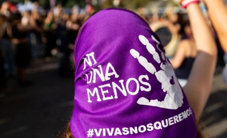 Manifestación contra la violencia de género con carteles y velas