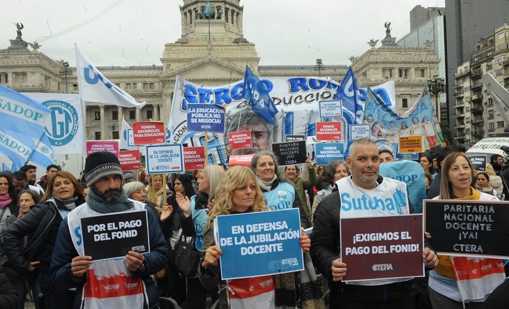 Docentes y estatales marchan hacia el Ministerio de Economía en Buenos Aires