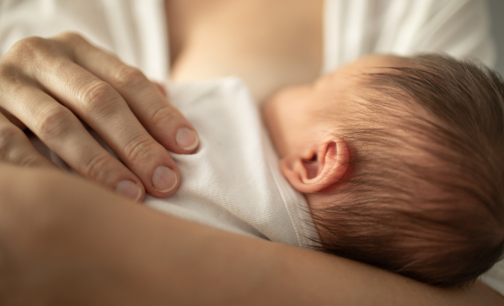 Madre amamantando a su bebé en un entorno hogareño