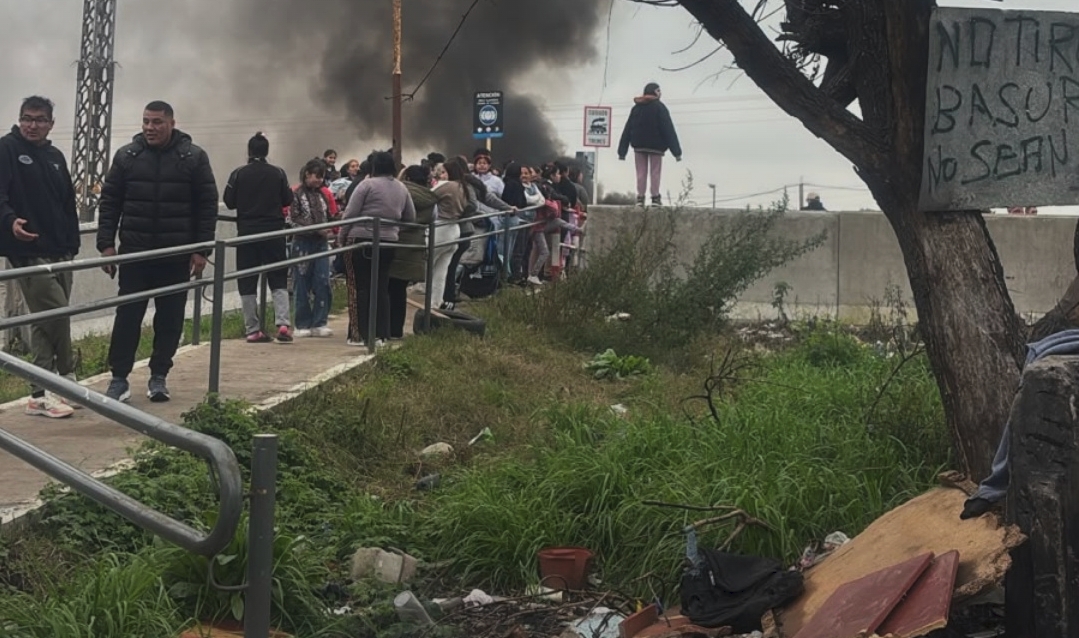 Vecinos cortan el cruce de vías en Colonia y Gaboto