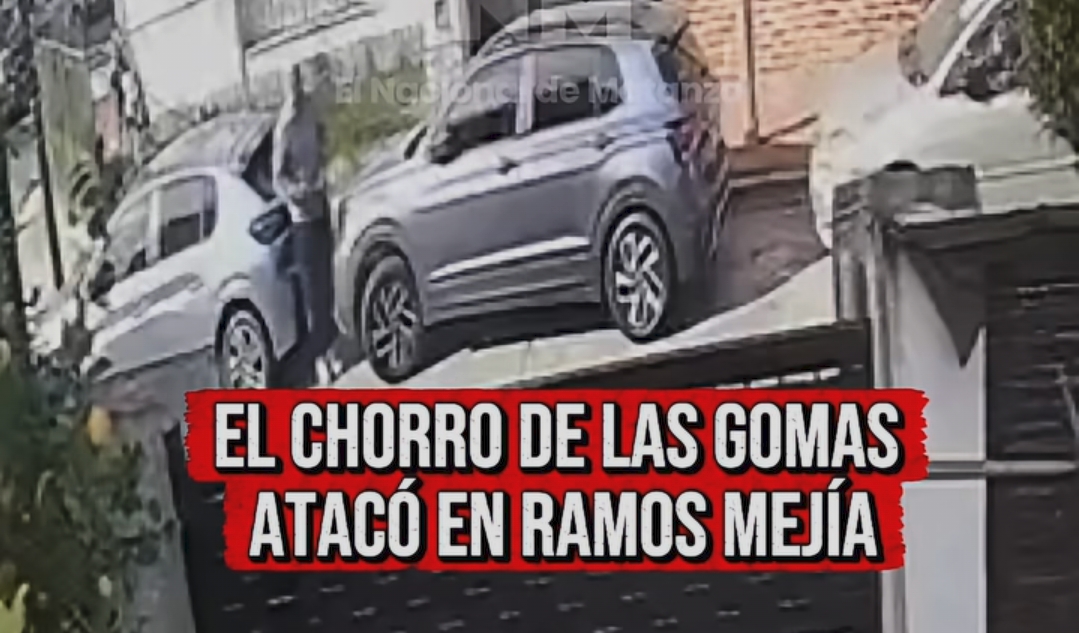 Cámara de seguridad capta a un hombre robando ruedas de un auto en la calle