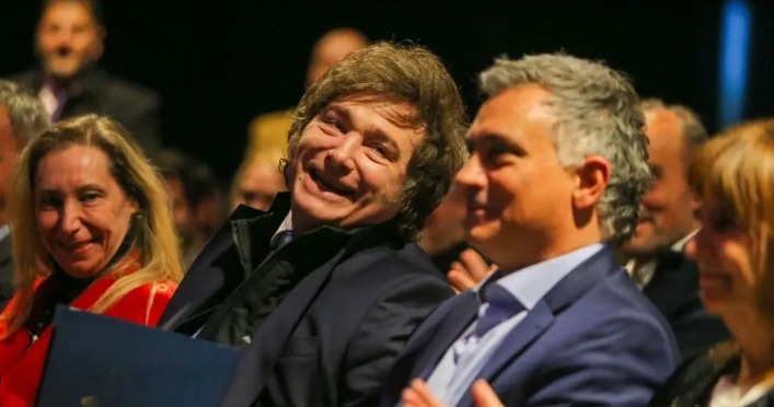Sebastián Pareja, diputado nacional de La Libertad Avanza, hablando en un acto político