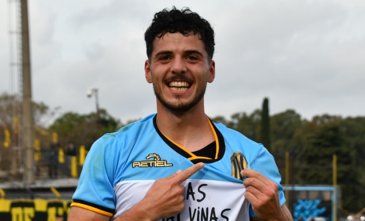Mariano Santiago celebrando un gol con la camiseta de Almirante Brown