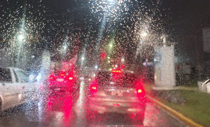 Cielo nublado con lluvia en una calle de La Matanza