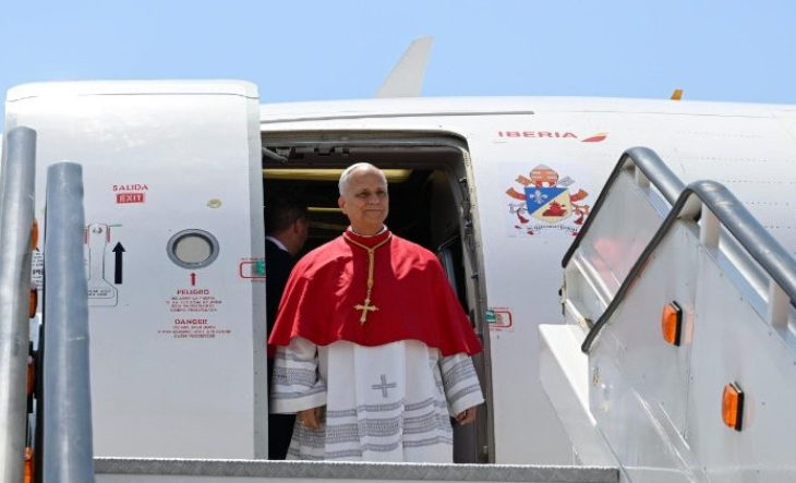 El Papa León XIV saluda a fieles durante una audiencia en el Vaticano