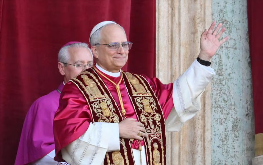 El papa León XIV saluda a fieles durante una audiencia en el Vaticano