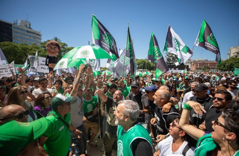 Manifestantes con banderas de ATE frente al Congreso