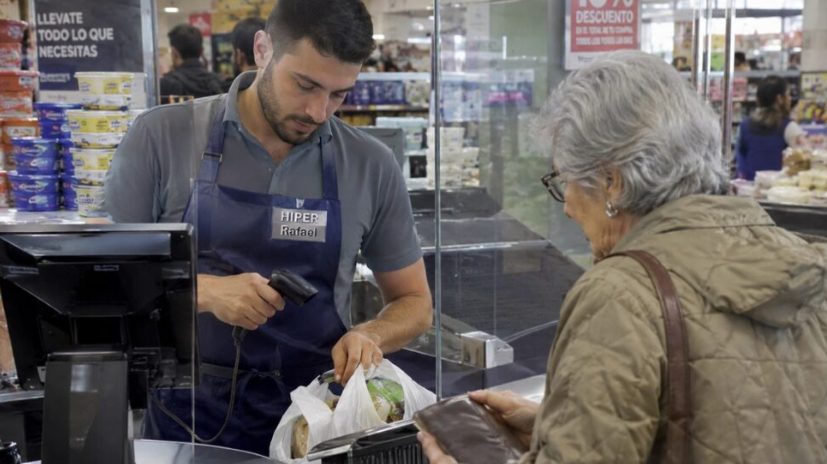 Trabajadores de comercio en un local comercial atendiendo clientes