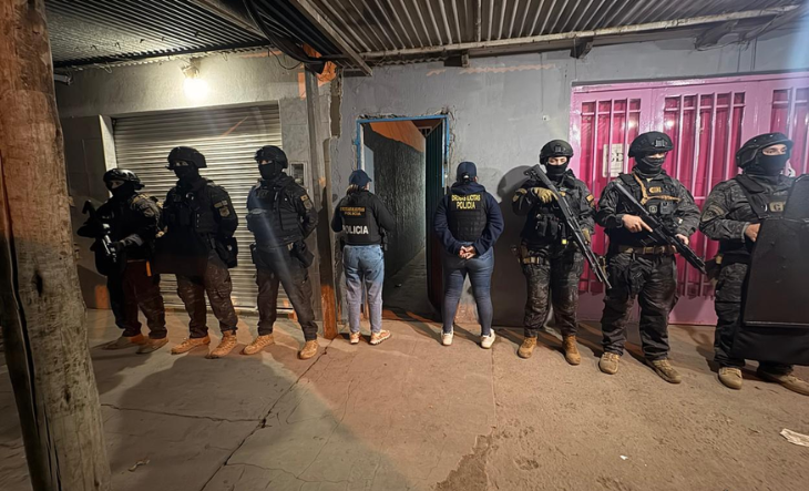 Policías durante un allanamiento en un barrio de La Matanza