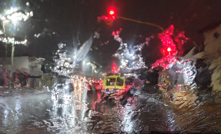Cielo nublado y lluvia sobre una calle de La Matanza