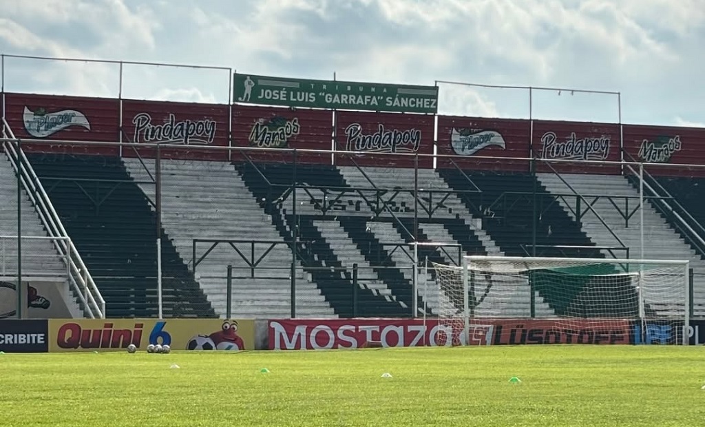 Estadio Ciudad de Laferrere con público en las tribunas