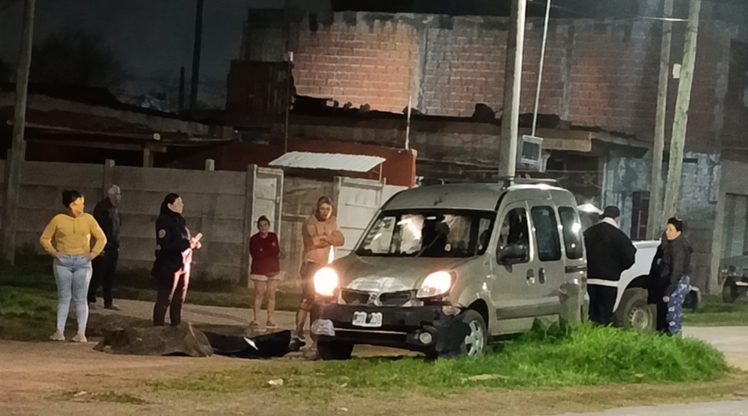 Camioneta volcada en la escena del crimen en el barrio San Javier