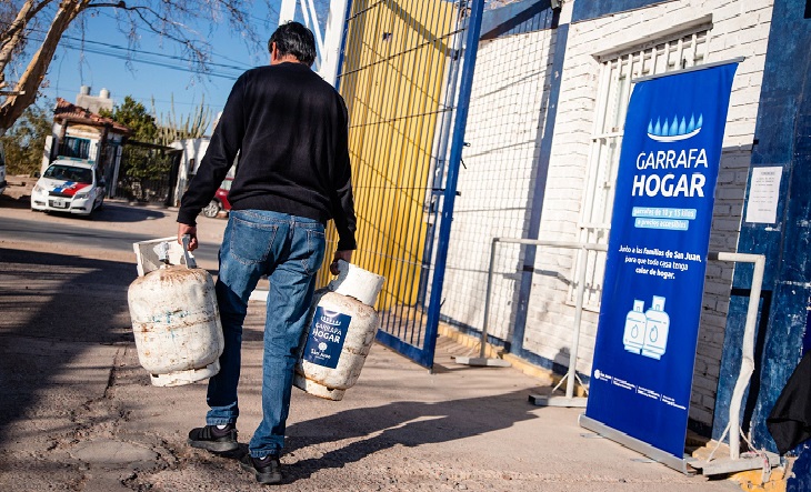 Garrafas de gas apiladas en un comercio