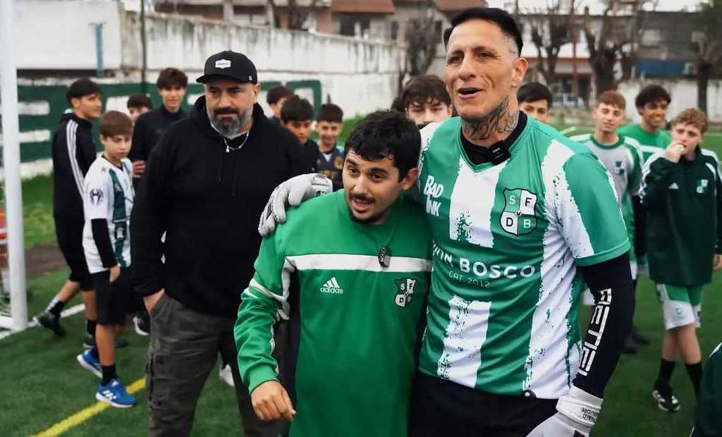 Luquitas Rodríguez pateando un penal ante Pablo Migliore en la cancha de Villa Don Bosco
