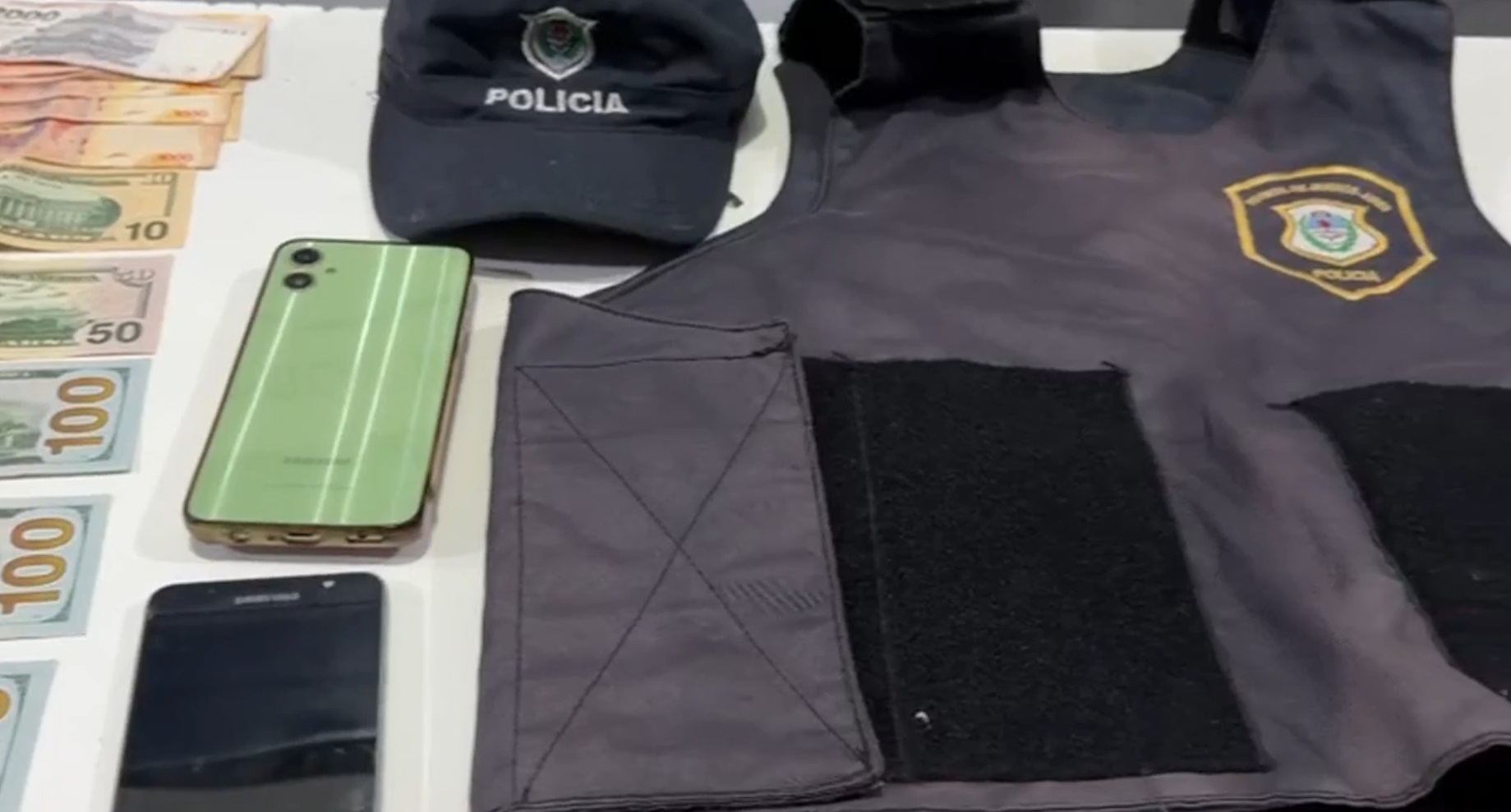 Efectivos policiales durante un operativo en la vía pública