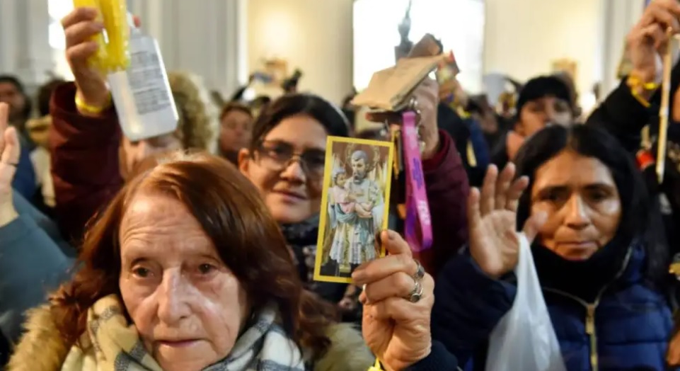 Fieles reunidos en una parroquia para celebrar el Día de San Cayetano