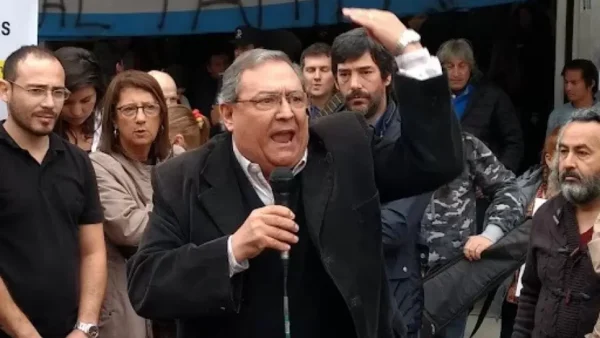 Osvaldo Bassano, presidente de ADDUC, hablando en una conferencia de prensa