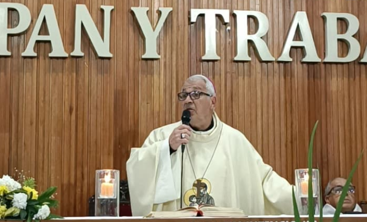 Fieles reunidos en el Santuario San Cayetano de Isidro Casanova durante la celebración