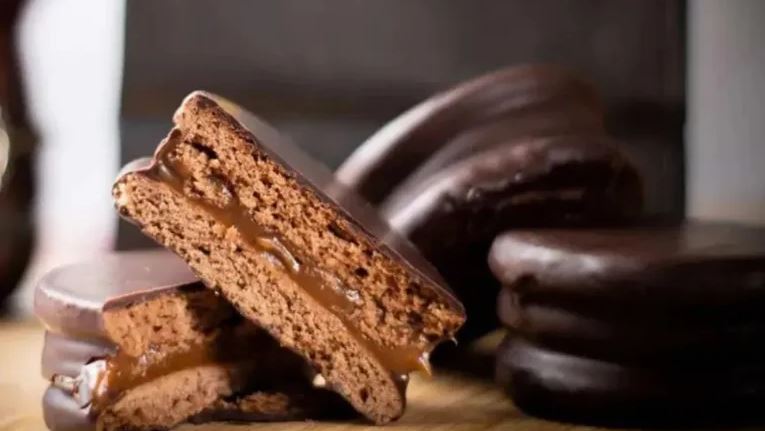 Alfajores apilados en un kiosco argentino