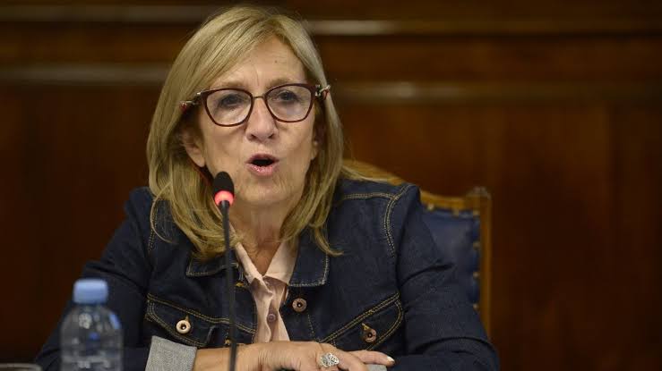 Senadora María Rosa Martínez presentando el proyecto de Justicia Restaurativa