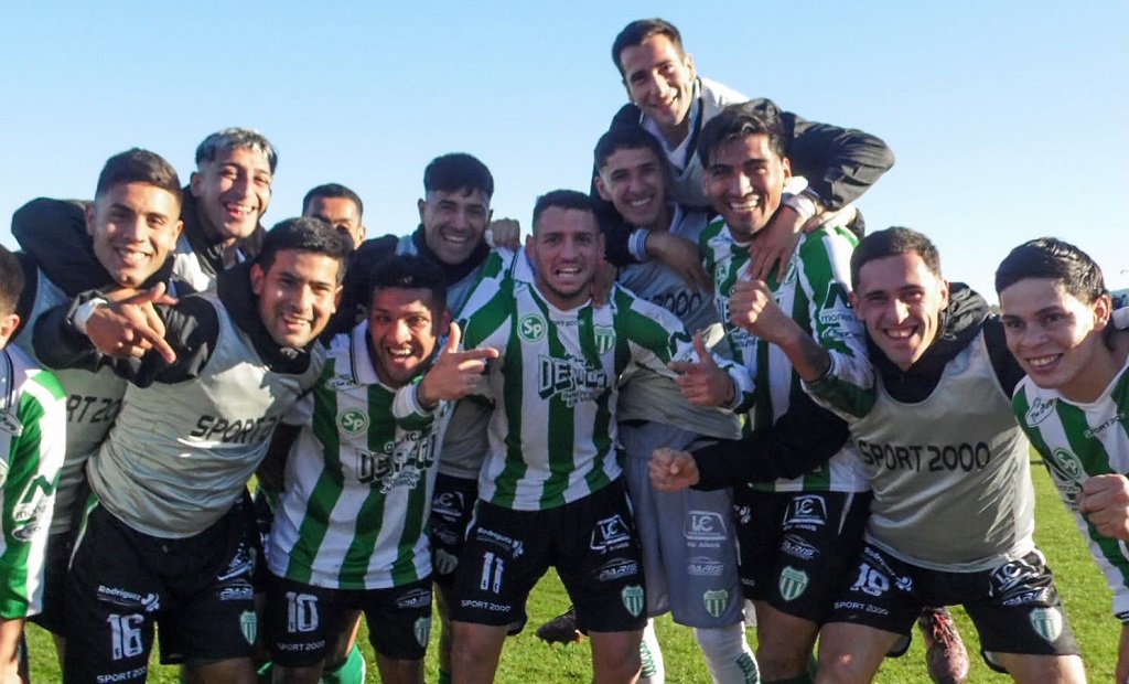 Estadio Ciudad de Laferrere con jugadores en la cancha