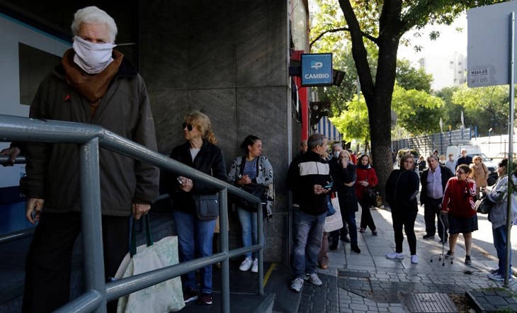 Persona mayor con documento y dinero en mano, alusión a cobro de jubilaciones