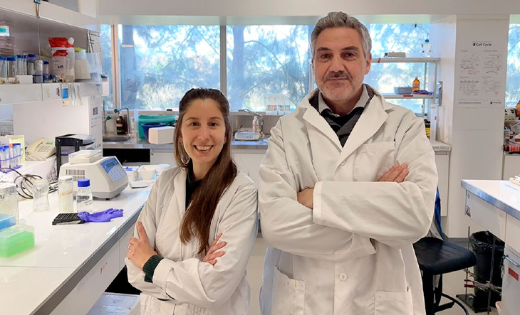 Investigadores del CONICET trabajando en laboratorio con microscopio