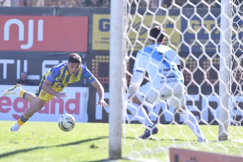Jugadores de Temperley y Atlanta disputan el balón en el estadio de Villa Crespo