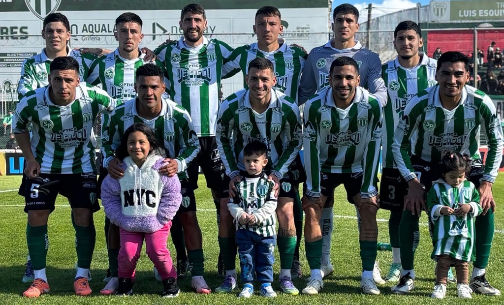 Jugadores de Deportivo Laferrere disputando el balón con Arsenal en el estadio de Lafe