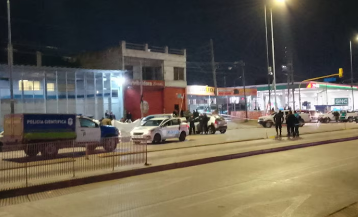 Efectivos policiales en la escena del crimen en San Justo