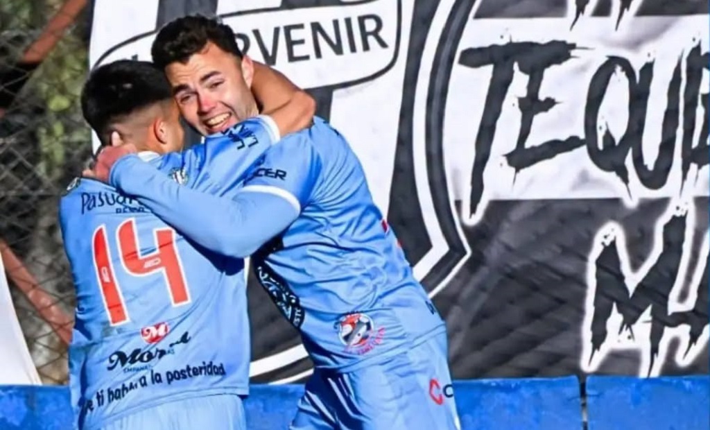 Jugadores de Yupanqui celebran un gol durante el partido contra El Porvenir en Gerli